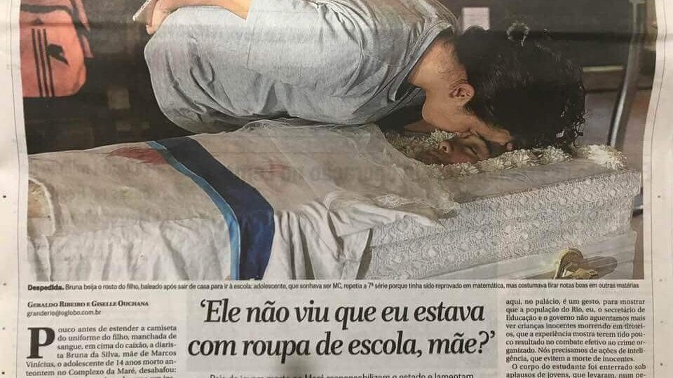 reprodução de jornal mostrando a história